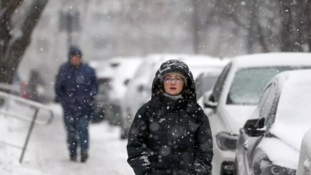 Una mujer caminando en un día frío.