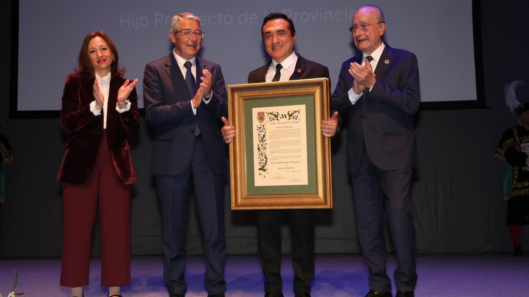 Así ha sido la entrega al pintor Antonio Montiel del título de Hijo Predilecto de la Provincia