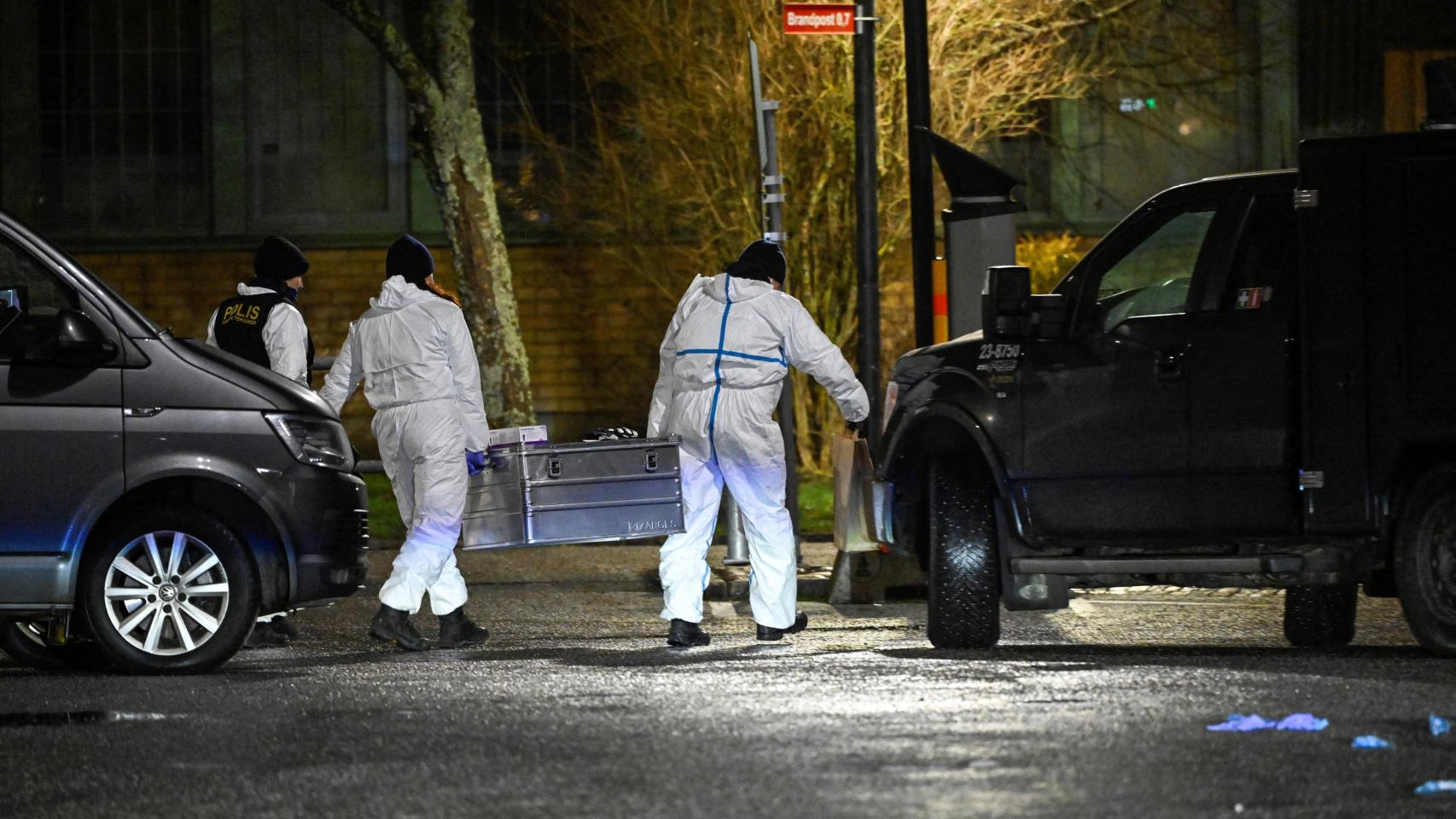 Técnicos de policía trabajan en la escuela Risbergska luego de un ataque a tiros mortal en el centro de educación para adultos Campus Risbergska en Örebro.