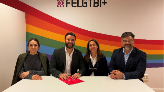 Miembros de MarSenses Hotels & Homes y FELGTBI+ en la firma del acuerdo.