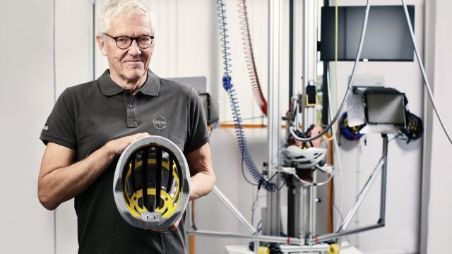 El neurocirujano Hans von Holst sujetando el casco para bicicletas Mips.