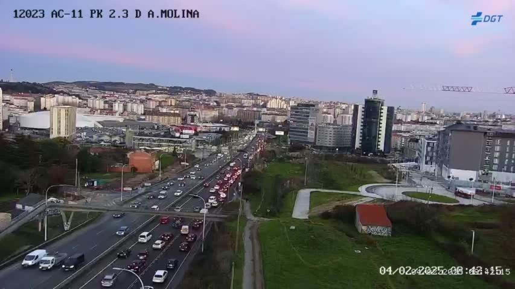 Retenciones kilométricas en los accesos a A Coruña a causa de un coche averiado