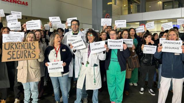 Protesta en el CHUAC de A Coruña por la agresión a un sanitario.