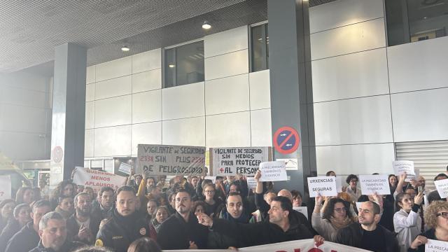 Concentración en el CHUAC de A Coruña para exigir mayor seguridad