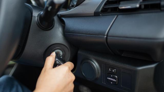 Una mujer arranca su coche