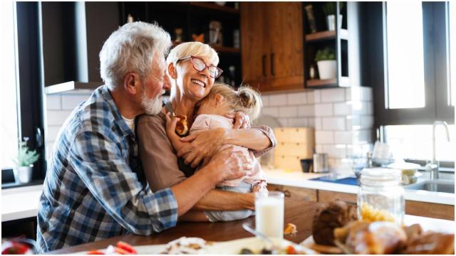 Una niña feliz con sus abuelos