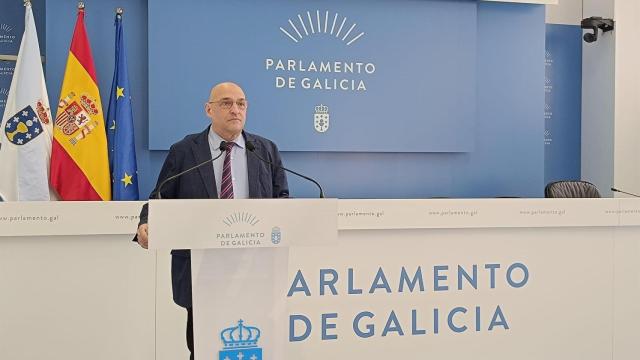 El diputado de Democracia Ourensana, Armando Ojea, en rueda de prensa en el Parlamento de Galicia.