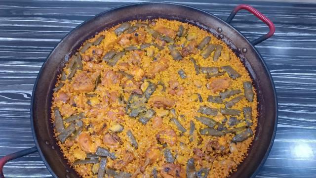 Paella valenciana elaborada por el restaurante 'Miguel y Juani' de l'Alcudia (Valencia). EE