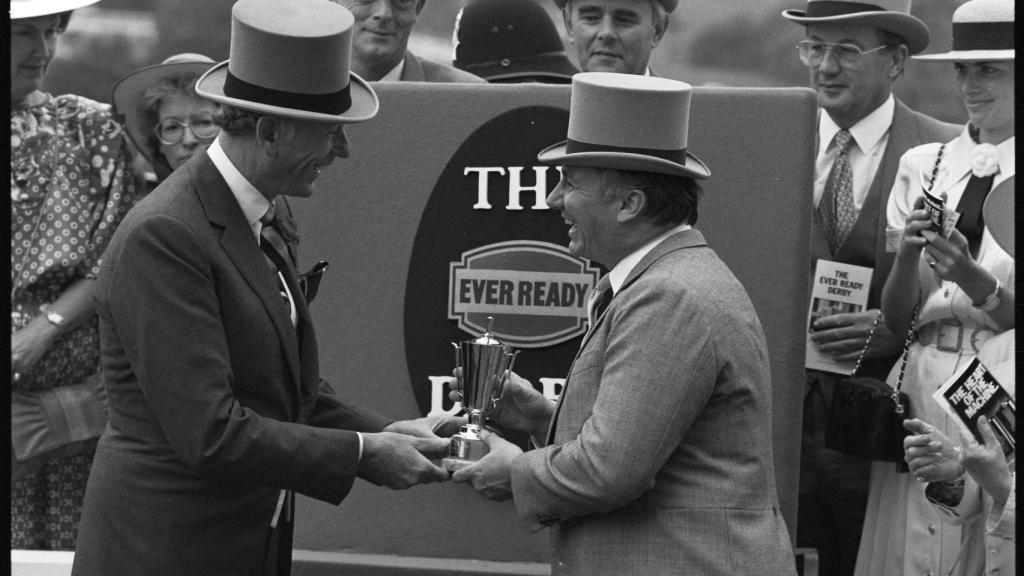 El Agan Khan recibiendo el trofeo del Derby tras la victoria de su caballo Kayhasi en Epsom, Inglaterra, en 1988.