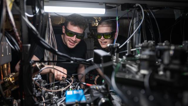 Los investigadores Dougal Main y Beth Nichol trabajando en la conexión del ordenador cuántico. John Cairns.