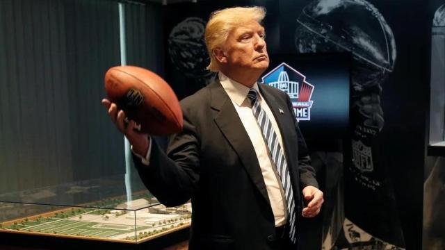 Donald Trump, en el Salón de la Fama del la NFL en Canton, Ohio, en 2016