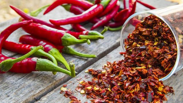 Los pimientos chilis contra más grande pican menos.