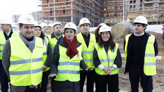 La alcaldesa de A Coruña, Inés Rey, y la ministra de Vivienda, Isabel Rodríguez, en Xuxán.