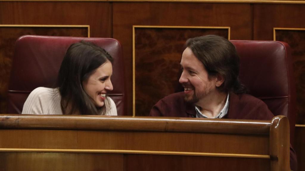 Irene Montero y Pablo Iglesias en una sesión parlamentaria, en 2019.