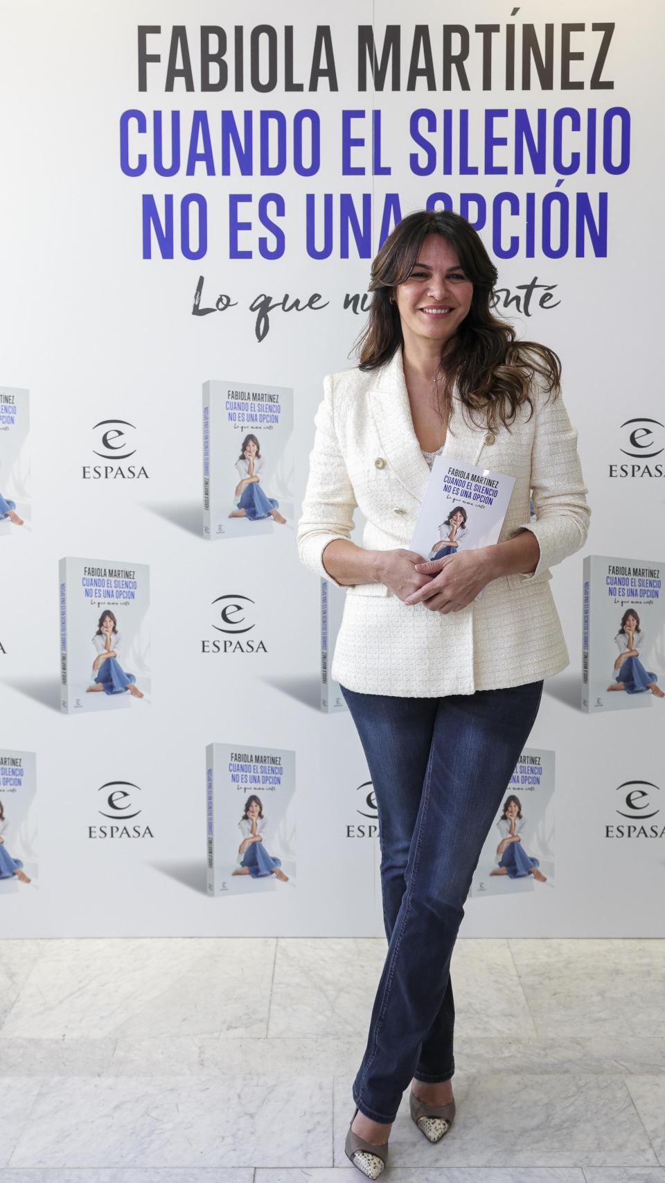 La ex esposa de Bertín Osborne, posando, orgullosa, con su libro.