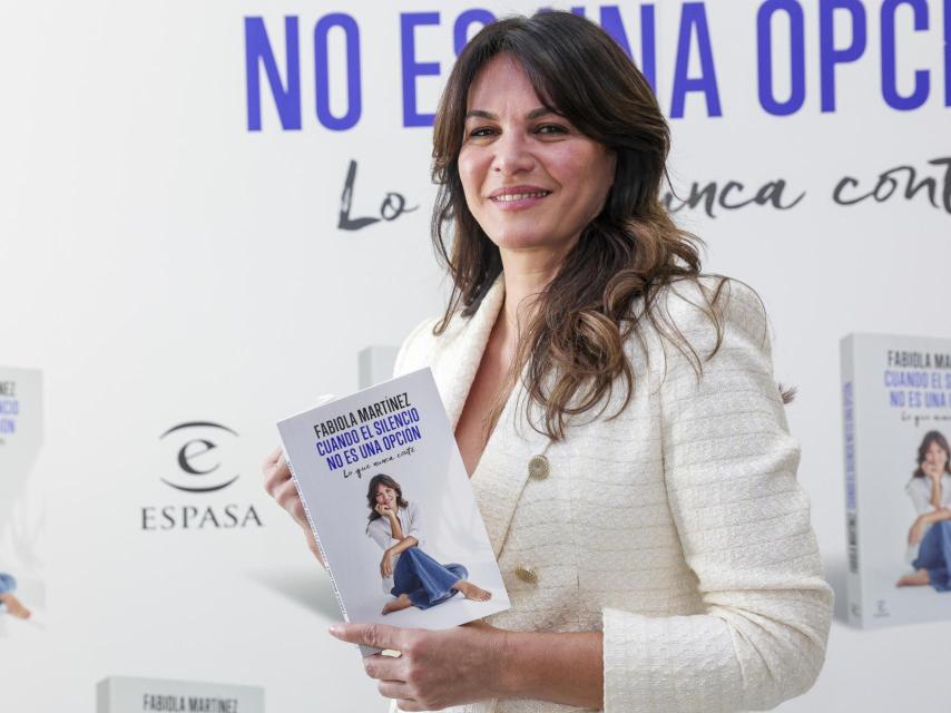 Fabiola, emocionada, al lado de su libro, editado por Espasa.