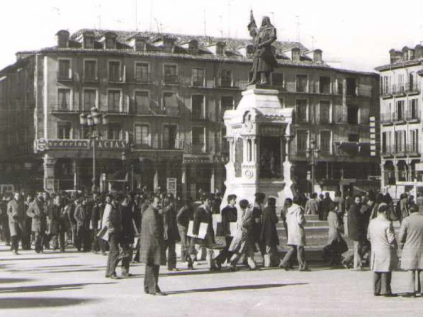 Manifestación de estudiantes en la Plaza Mayor de Valladolid, en febrero de 1975