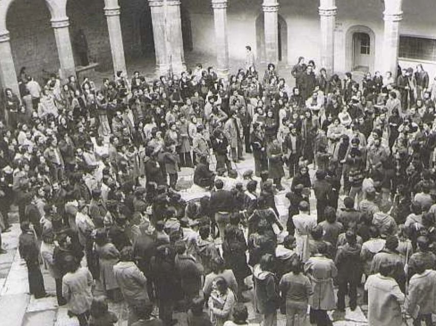 Concentración de estudiantes de Medicina en el Palacio de Santa Cruz, en febrero de 1975