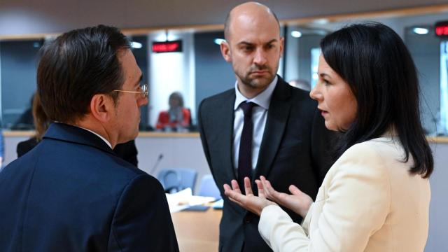 La ministra de Exteriores de Alemania, Annalena Baerbock, conversa son sus homólogos francés, Jean-Noël Barrot, y español, José Manuel Albares, durante el Consejo de Exteriores de enero