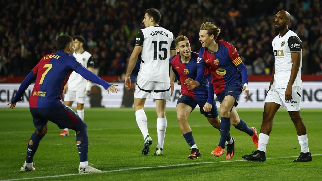 Frenkie de Jong celebra el gol contra Valence en la liga.