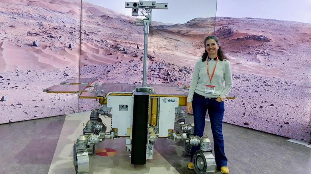 Julia de León junto a una maqueta del rover Exomars