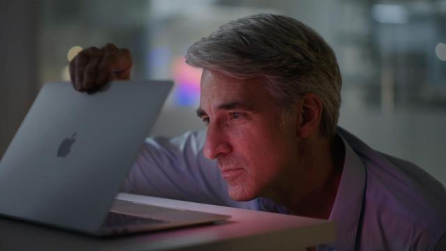 Craig Federighi, directivo de Apple, frente a un MacBook.