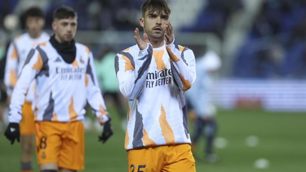 Raúl Asencio, calentándose con el Real Madrid.