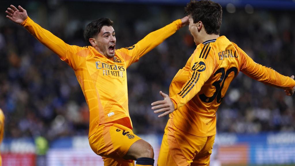 Gonzalo celebra su objetivo con Brahim.