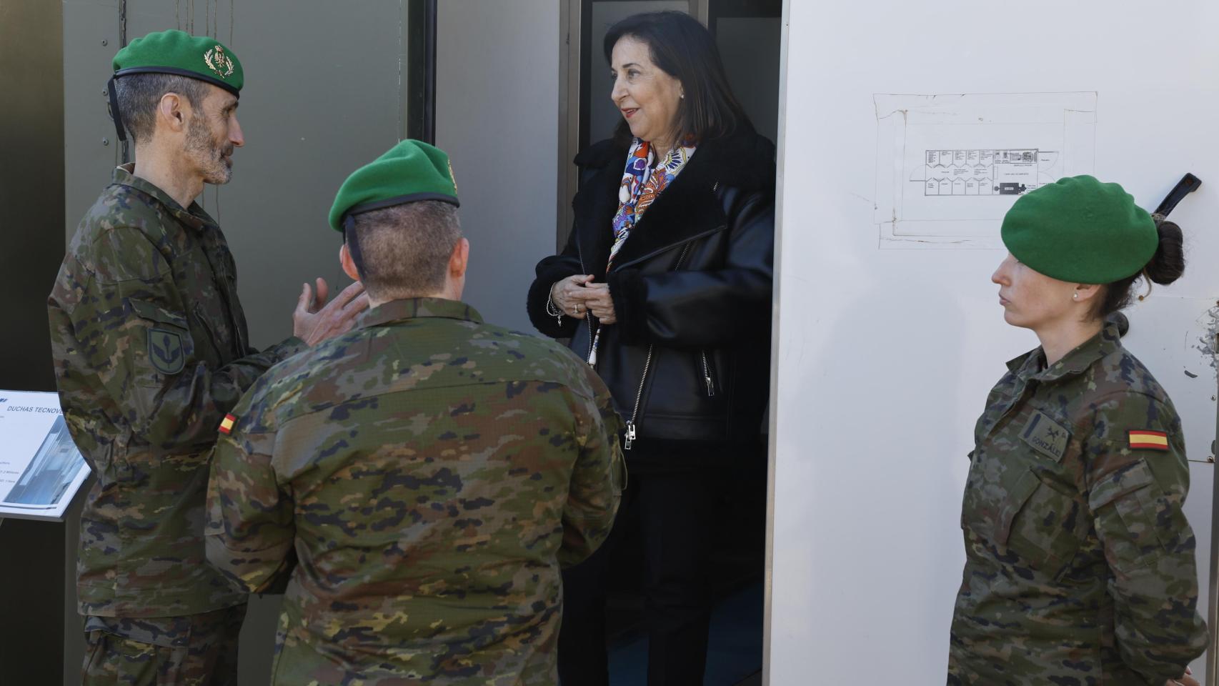 Robles ensalza la “dedicación, entrega total y esfuerzo sin precedentes” del Ejército español en Valencia