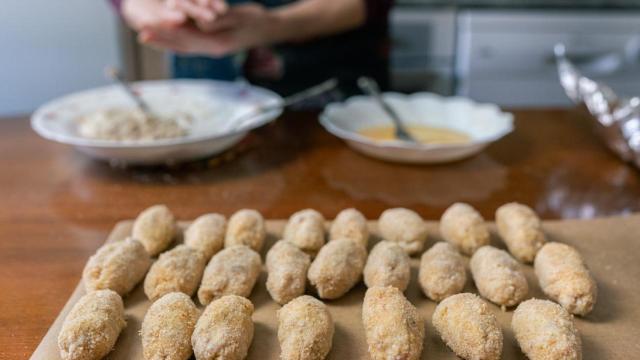 Persona haciendo croquetas.