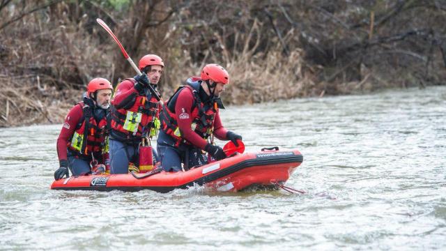 Los Bomberos de León durante un rescate acuático