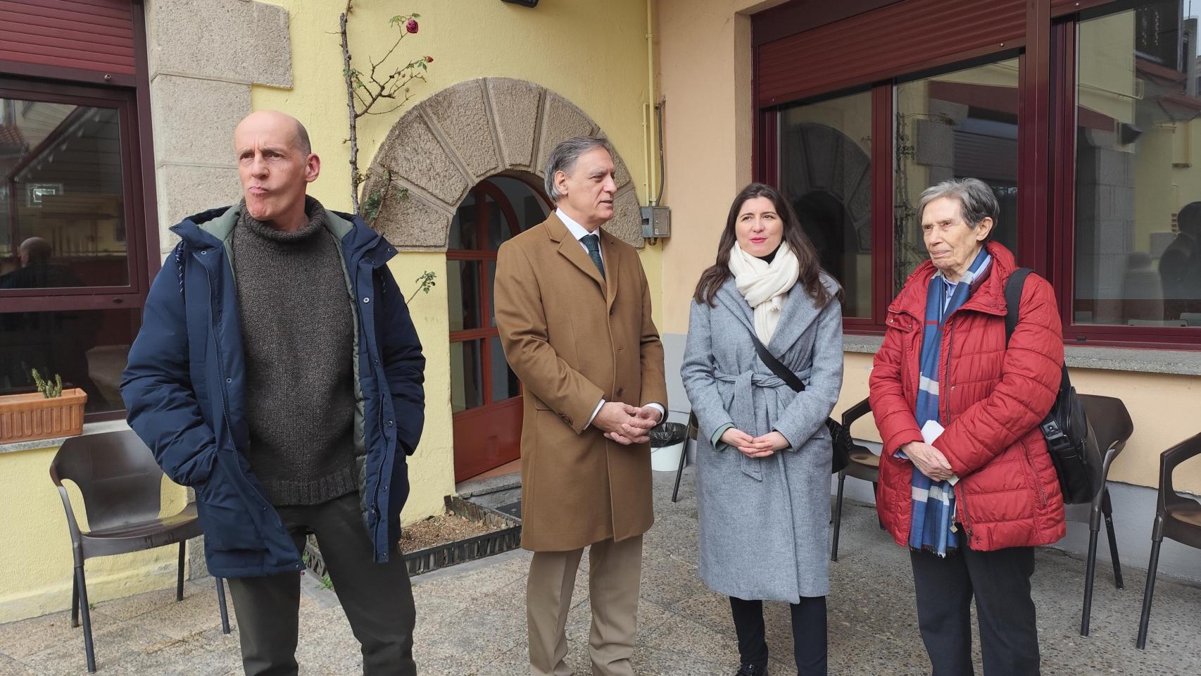 El alcalde de Salamanca, Carlos García Carbayo, acompañado por Carmen Calzada, visita el centro de acogida Padre Damián