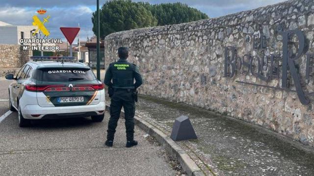 Un agente de la Guardia Civ8il en la urbanización Bosque Real de Laguna de Duero