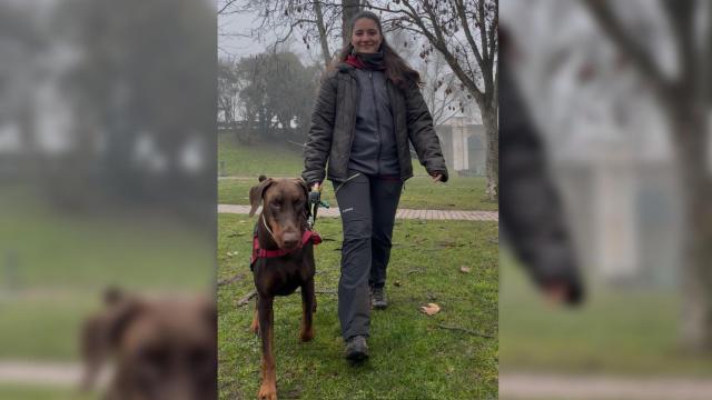 Elena de Castro con uno de los perros que pasea