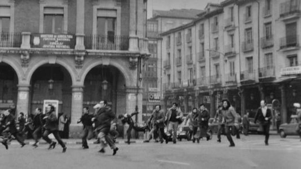 Un grupo de estudiantes siendo perseguidos por la Policía en la Plaza Mayor de Valladolid en febrero de 1975