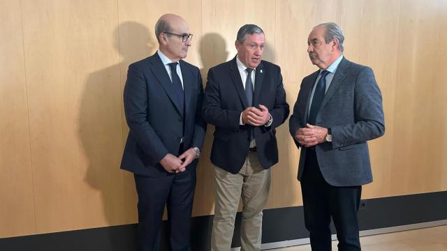 El presidente de la Diputación Provincial, Javier Faúndez, junto al delegado territorial, Fernando Prada, y el director general de Caja Rural de Zamora, Cipriano García, en los premios Talento