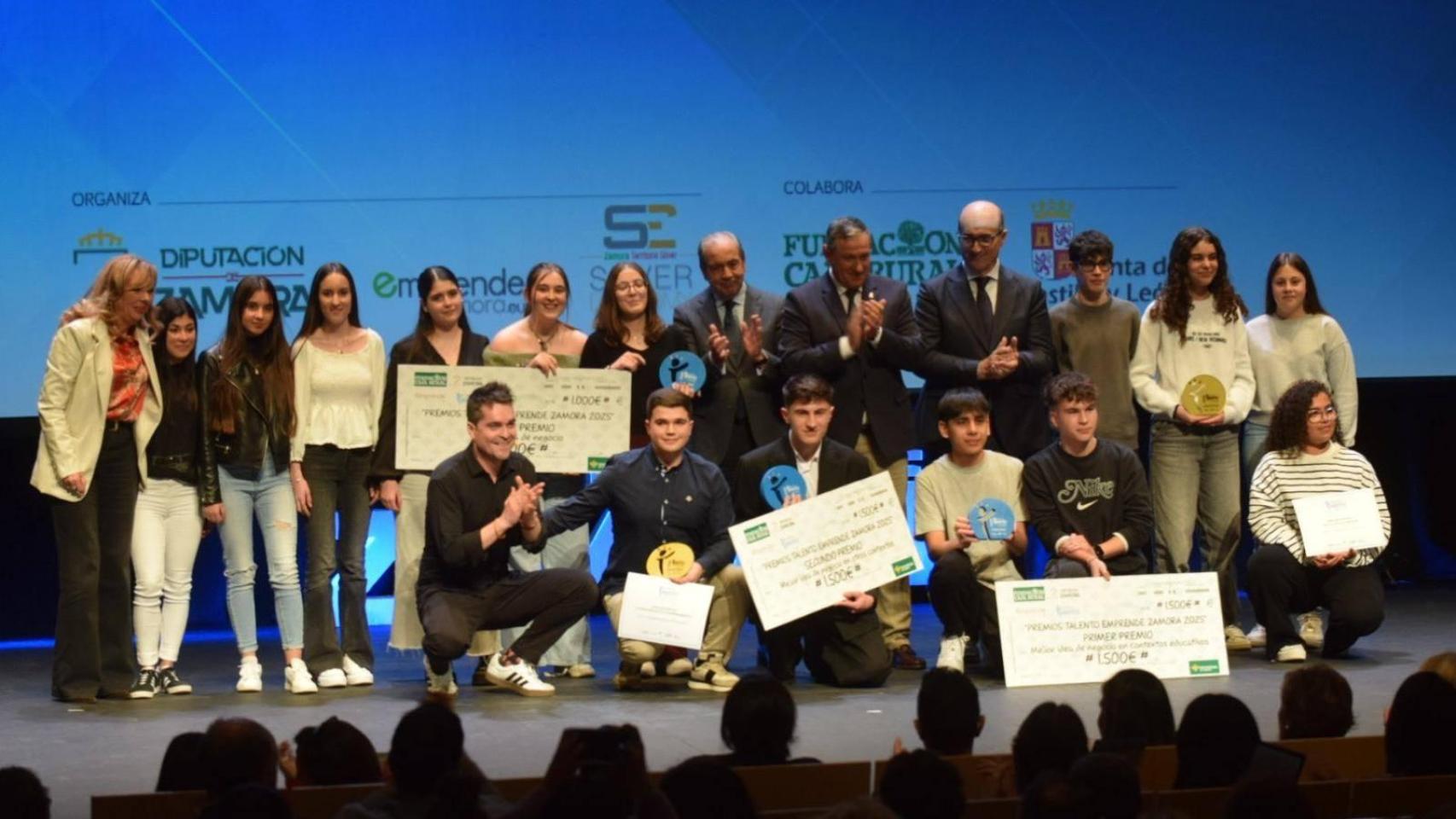 Foto de familia de los galardonados en los Premios Talento