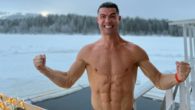 Cristiano Ronaldo demostrando su increíble estado físico en una publicación en sus redes