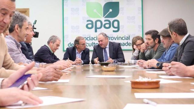 Reunión del consejero de Agricultura de Castilla-La Mancha, Julián Martínez Lizán, con los responsables de Apag.