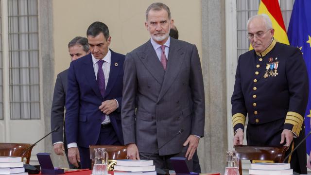 Los reyes Felipe VI y doña Letizia (fuera de la imagen), junto al presidente del Gobierno, Pedro Sánchez (izda), han presidido la reunión anual del Patronato del Instituto Cervantes celebrada este miércoles en el Palacio Real de El Pardo.