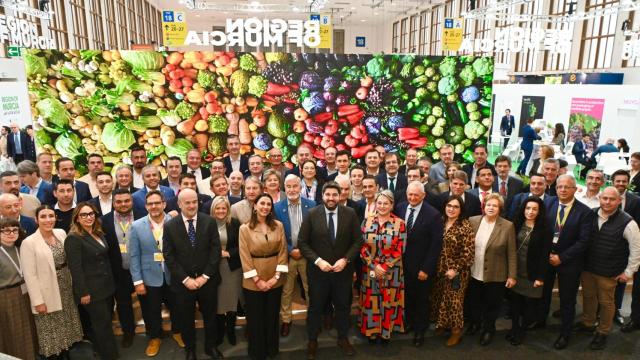 Fernando López Miras, este miércoles, posando junto a toda la delegación de la Región de Murcia en Fruit Logística.azgo de los productos del campo murciano como la huerta de Europa