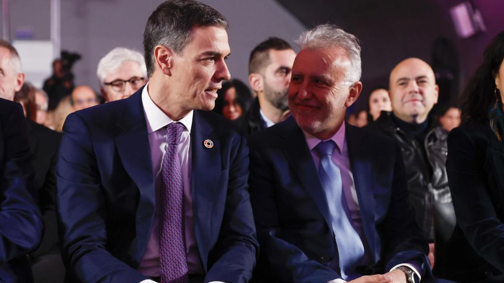 Pedro Sánchez junto al ministro Ángel Víctor Torres, este miércoles en Matadero (Madrid).