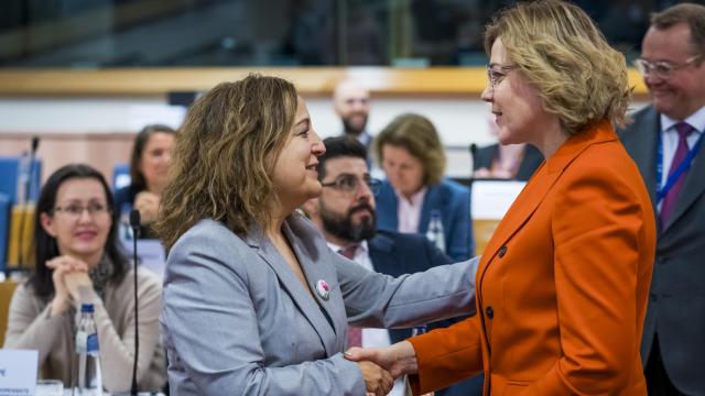 Henna Virkkunen, vicepresidenta de la Comisión Europea, saluda a Iratxe García, líder del PSOE en el Parlamento Europeo.