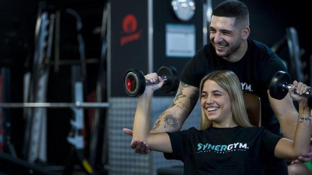 Dos clientes en uno de los gimnasios de Synergym.