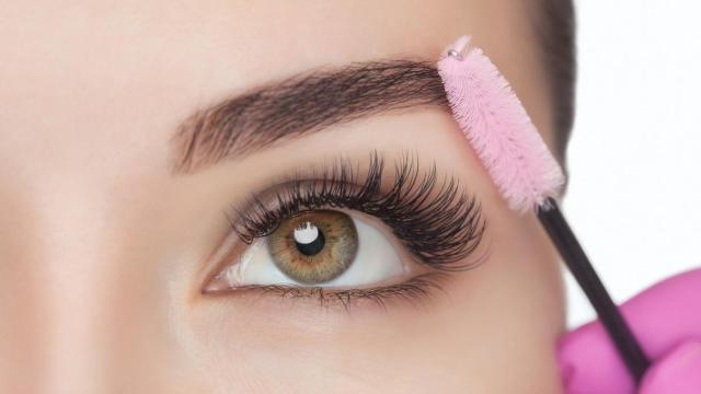 Mujer perfeccionando la forma de sus cejas.