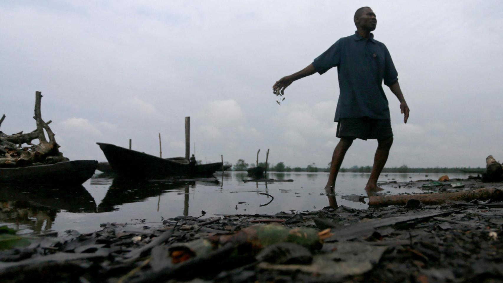 Viaje al delta del Níger, un paraíso natural convertido en un lodazal de petróleo y sangre