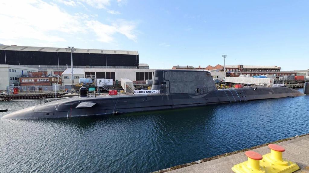 HMS Anson en su ceremonia de inauguración con la Royal Navy en Barrow.