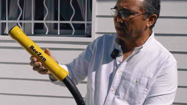 Manuel Augusto, el inventor de BeeZen, con una versión comercial del producto.