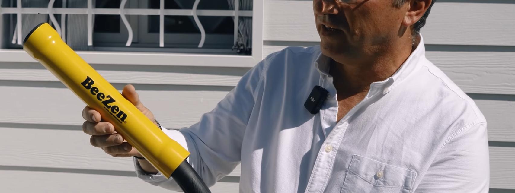 Manuel Augusto, el inventor de BeeZen, con una versión comercial del producto.