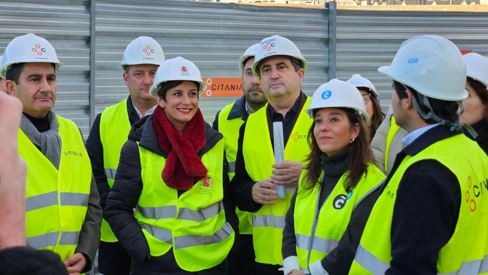 La minsitra de Vivienda, Isabel Rodríguez, y la alcaldesa de A Coruña, Inés Rey, visitaron las obras en Xuxán.